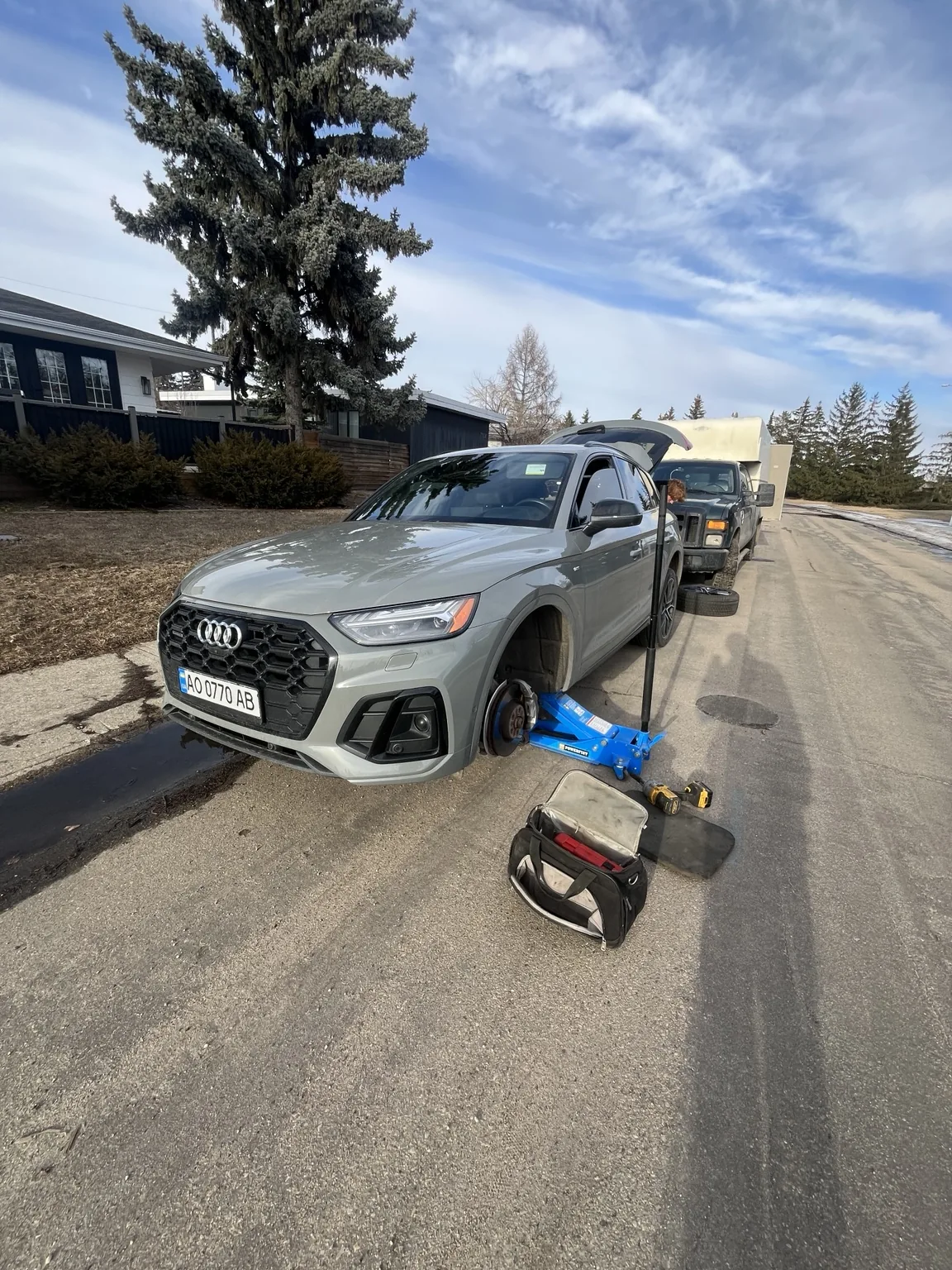 Flat tire repair for Audi Q5 in Edmonton by Dama Mobile Tire Shop