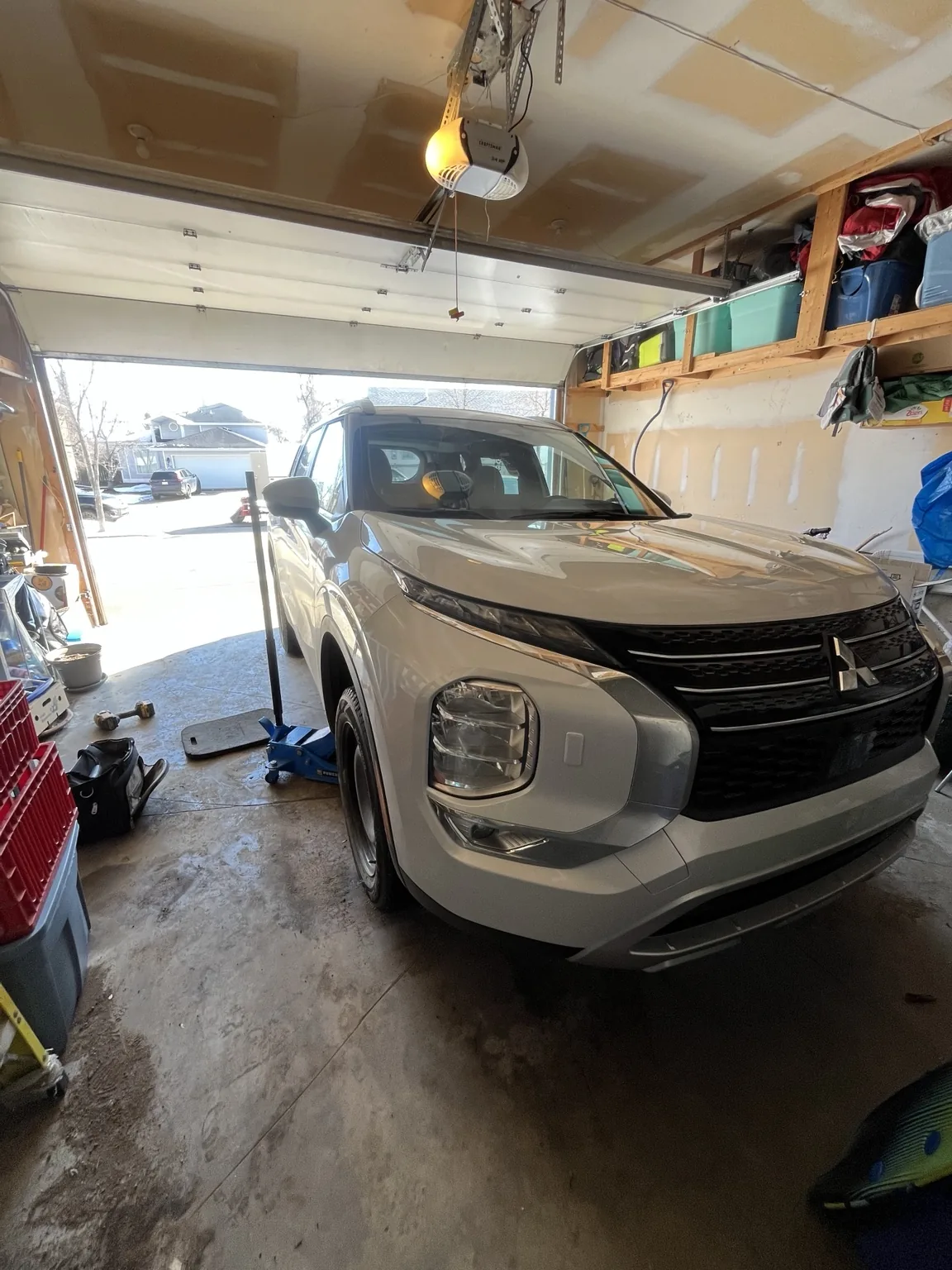 Flat tire repair for Mitsubishi Outlander in Edmonton by Dama Mobile Tire Shop