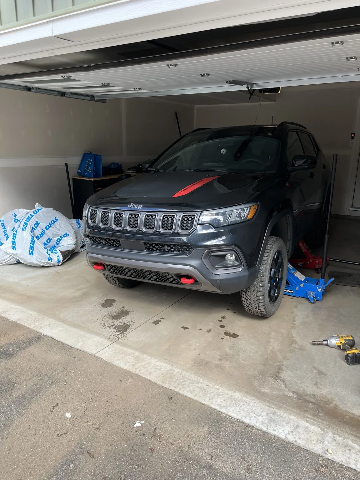 Home service tire change for Jeep Cherokee in North East Edmonton by Dama Mobile Tire Shop