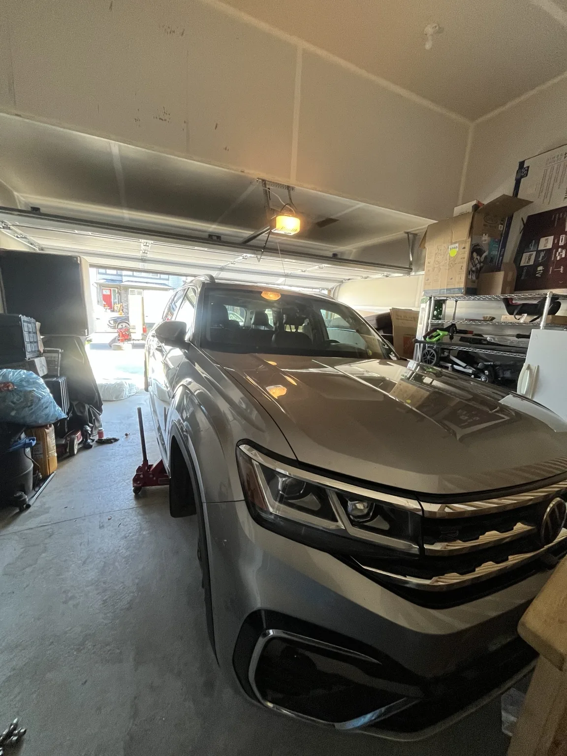 Seasonal tire changeover and wheel balancing for Volkswagen Atlas in Edmonton by Dama Mobile Tire Shop